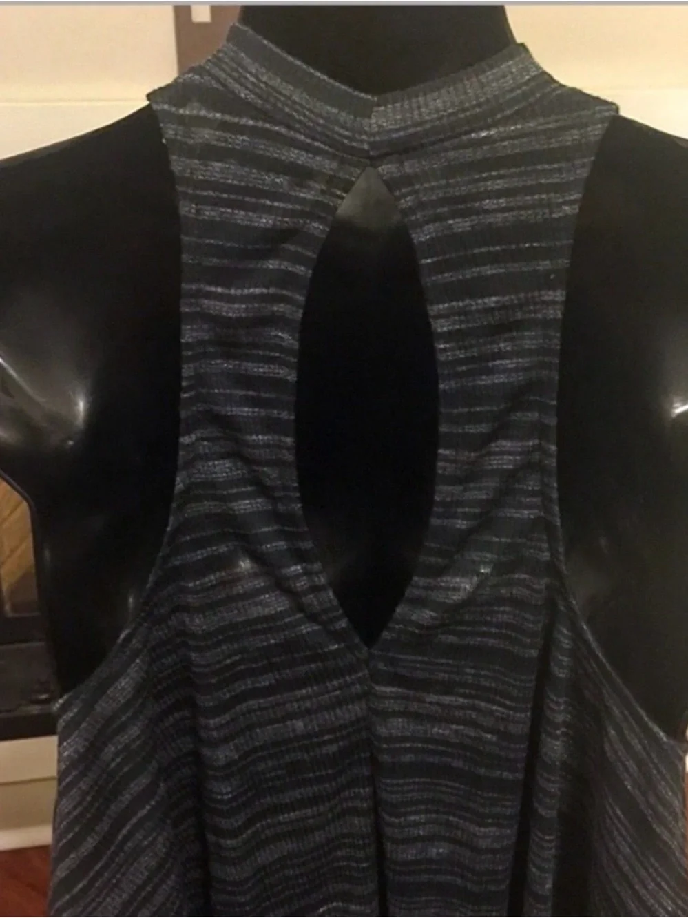 EXPRESS Sleeveless Flowy Tank XS - Picture 3 of 6